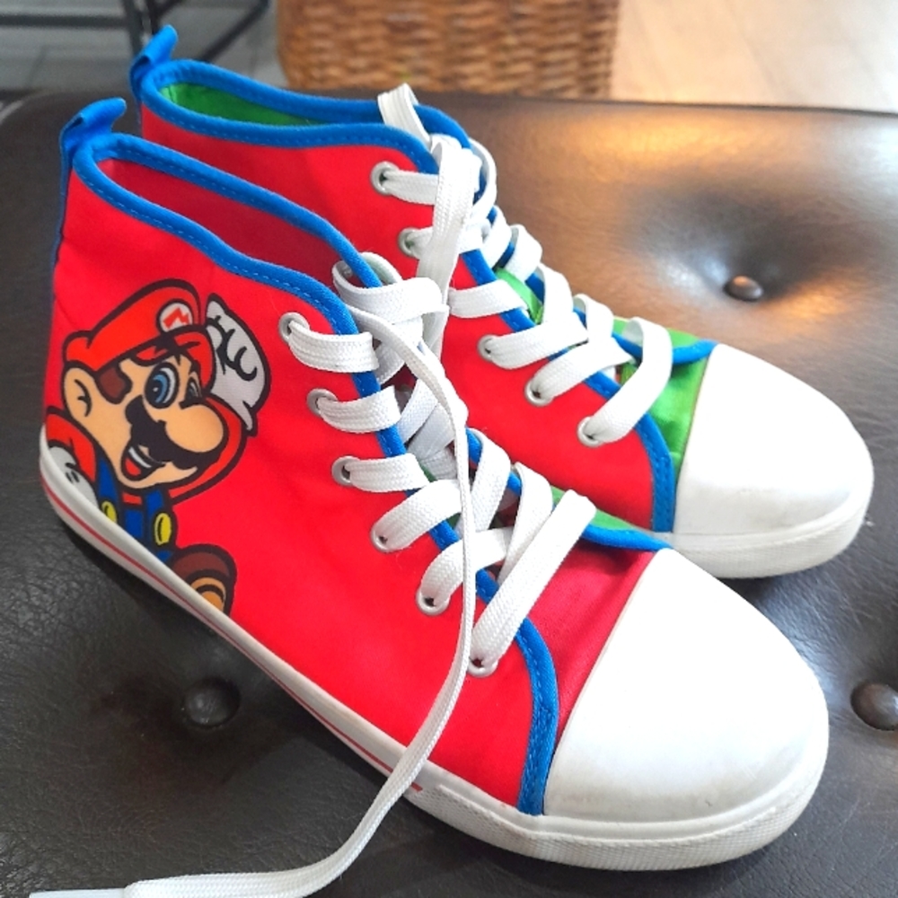 Super Mario Kids Sneakers Size 3 EUC